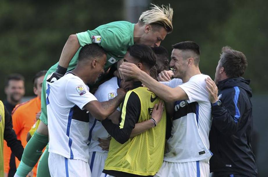 L&#39;esultanza dei giocatori dell&#39;Inter dopo la vittoria nel derby Primavera. Getty Images